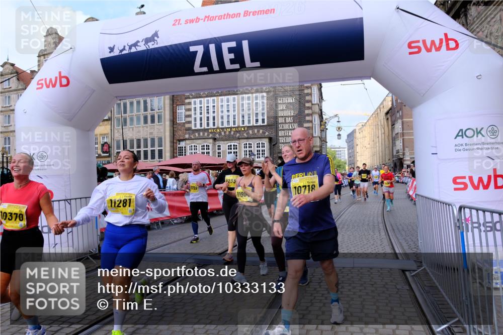 13.09.2026 - 21. swb-Marathon Bremen Tim E. http://msf.ph/oto/10333133 13.09.2026 11:05:25 Ziel 10370, 10465, 10576, 10697, 10718, 10741, 10800, 10850, 10975, 10995, 11102, 11105, 11157, 11218, 11281, 11326, 11584, 11616, 11722, 11900, 11939, 12002, 12011, 12064, 12079, 12080, 12099, 12235, 12335, 12522 meine-sportfotos.de