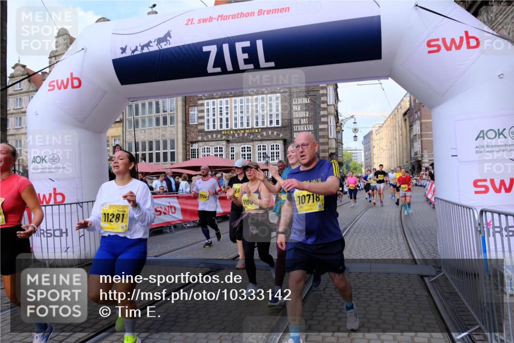 13.09.2026 - 21. swb-Marathon Bremen Tim E. http://msf.ph/oto/10333142 13.09.2026 11:05:25 Ziel 10370, 10465, 10576, 10697, 10718, 10741, 10800, 10850, 10975, 10995, 11102, 11105, 11157, 11218, 11281, 11326, 11584, 11616, 11722, 11900, 11939, 12002, 12011, 12064, 12079, 12080, 12099, 12235, 12335, 12522 meine-sportfotos.de