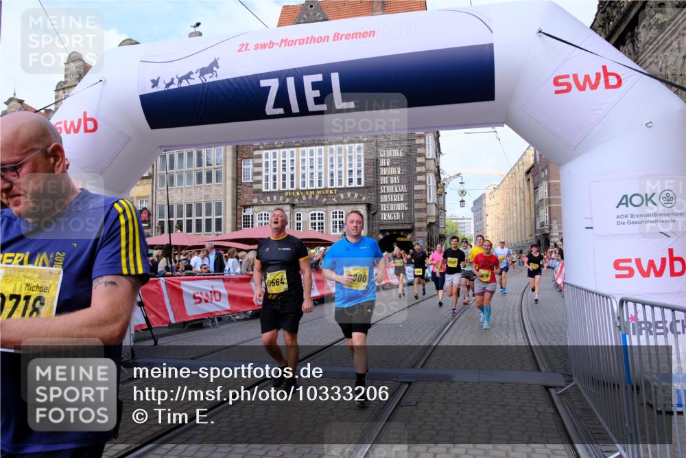 13.09.2026 - 21. swb-Marathon Bremen Tim E. http://msf.ph/oto/10333206 13.09.2026 11:05:27 Ziel 10370, 10411, 10465, 10576, 10697, 10718, 10800, 10802, 10850, 10975, 10995, 11102, 11105, 11157, 11218, 11281, 11326, 11584, 11616, 11722, 11900, 12002, 12011, 12064, 12079, 12080, 12099, 12335, 12522 meine-sportfotos.de