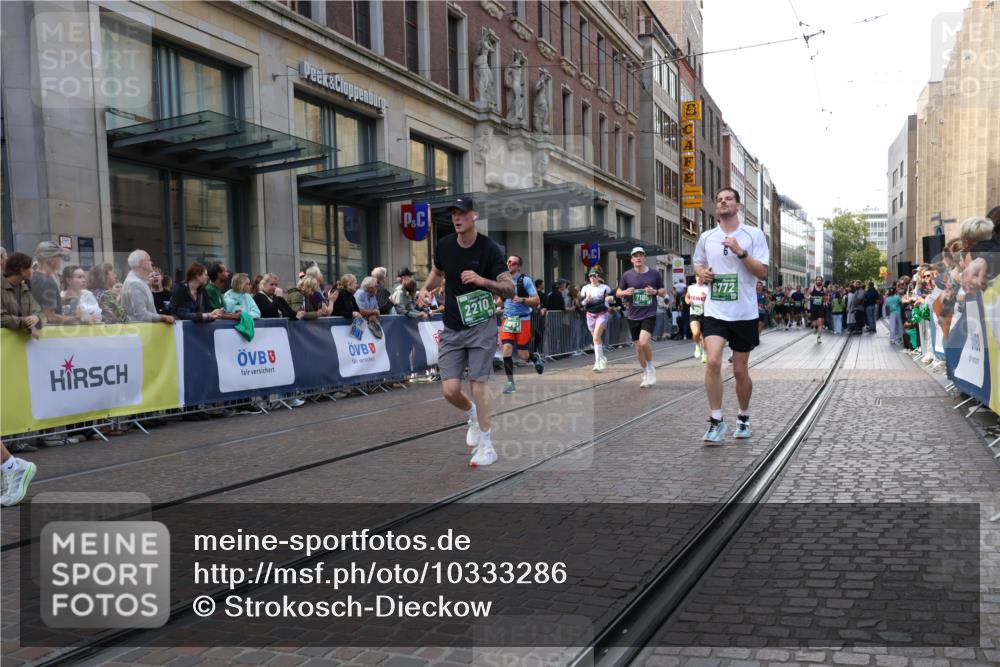 13.09.2026 - 21. swb-Marathon Bremen Strokosch-Dieckow http://msf.ph/oto/10333286 13.09.2026 13:23:42 Ziel 102, 342, 776, 909, 1199, 2210, 2288, 2370, 2517, 2967, 3044, 3372, 4671, 5011, 5104, 5116, 5146, 5208, 5257, 5397, 5481, 5623, 6105, 6332, 6648, 6772, 7059, 7094, 7105, 7357, 7475, 7761, 8051, 8052, 8082, 8179, 9087, 10059, 10115, 13007, 13197, 13219, 135, 672, 2371, 2409, 2485, 2490, 2560, 2627, 3078, 3138, 3173, 3531, 3642, 3856, 3861, 3939, 4601, 5011, 5231, 5908, 6157, 6843, 6848, 6923, 7216, 8095, 8290, 8560, 8863, 9088, 9196 meine-sportfotos.de