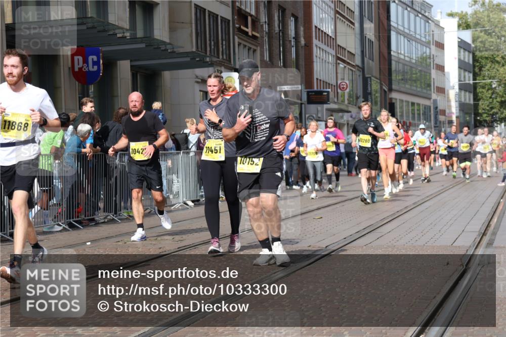 13.09.2026 - 21. swb-Marathon Bremen Strokosch-Dieckow http://msf.ph/oto/10333300 13.09.2026 11:03:39 Ziel 10152, 10357, 10390, 10403, 10429, 10516, 10607, 10659, 10671, 10672, 10720, 10726, 10796, 10912, 10913, 10918, 11149, 11318, 11319, 11325, 11451, 11470, 11471, 11511, 11539, 11618, 11868, 11909, 11967, 12001, 12103, 12113, 12140, 12260, 12392, 12433, 12504, 10090, 10091, 10092, 10187, 10309, 10327, 10420, 10569, 10724, 10902, 10904, 10950, 11211, 11411, 11595, 11598, 11655, 11746, 11773, 12074, 12184, 12185, 12611 meine-sportfotos.de