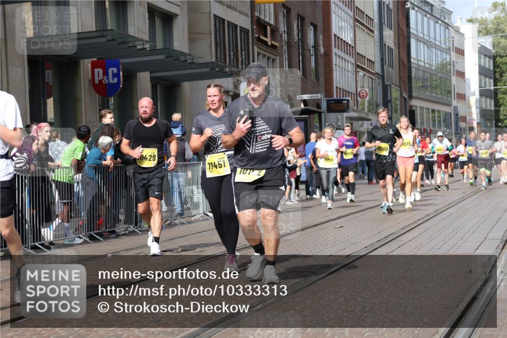 13.09.2026 - 21. swb-Marathon Bremen Strokosch-Dieckow http://msf.ph/oto/10333313 13.09.2026 11:03:39 Ziel 10152, 10357, 10390, 10403, 10429, 10516, 10607, 10659, 10671, 10672, 10720, 10726, 10796, 10912, 10913, 10918, 11149, 11318, 11319, 11325, 11451, 11470, 11471, 11511, 11539, 11618, 11868, 11909, 11967, 12001, 12103, 12113, 12140, 12260, 12392, 12433, 12504, 10090, 10091, 10092, 10187, 10309, 10327, 10420, 10569, 10724, 10902, 10904, 10950, 11211, 11411, 11595, 11598, 11655, 11746, 11773, 12074, 12184, 12185, 12611 meine-sportfotos.de