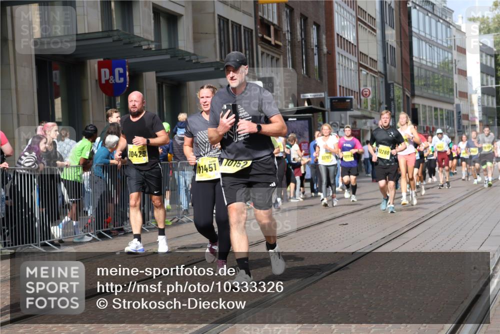 13.09.2026 - 21. swb-Marathon Bremen Strokosch-Dieckow http://msf.ph/oto/10333326 13.09.2026 11:03:39 Ziel 10152, 10357, 10390, 10403, 10429, 10516, 10607, 10659, 10671, 10672, 10720, 10726, 10796, 10912, 10913, 10918, 11149, 11318, 11319, 11325, 11451, 11470, 11471, 11511, 11539, 11618, 11868, 11909, 11967, 12001, 12103, 12113, 12140, 12260, 12392, 12433, 12504, 10090, 10091, 10092, 10187, 10309, 10327, 10420, 10569, 10724, 10902, 10904, 10950, 11211, 11411, 11595, 11598, 11655, 11746, 11773, 12074, 12184, 12185, 12611 meine-sportfotos.de