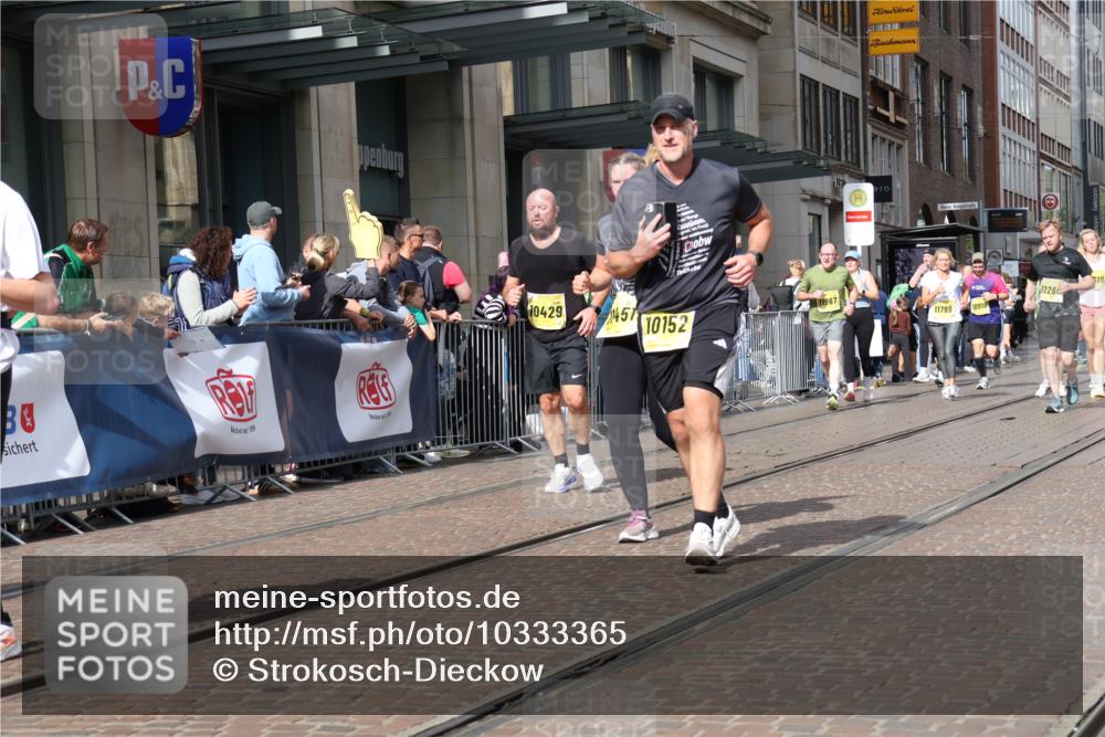 13.09.2026 - 21. swb-Marathon Bremen Strokosch-Dieckow http://msf.ph/oto/10333365 13.09.2026 11:03:40 Ziel 10152, 10357, 10390, 10403, 10429, 10516, 10607, 10659, 10671, 10672, 10720, 10726, 10796, 10912, 10913, 10918, 11149, 11318, 11319, 11325, 11451, 11470, 11471, 11511, 11539, 11618, 11868, 11909, 11967, 12001, 12103, 12113, 12140, 12260, 12392, 12433, 12504, 10090, 10091, 10092, 10187, 10309, 10327, 10420, 10569, 10902, 10904, 10950, 11211, 11411, 11595, 11598, 11655, 11746, 11773, 12074, 12184, 12185, 12611 meine-sportfotos.de