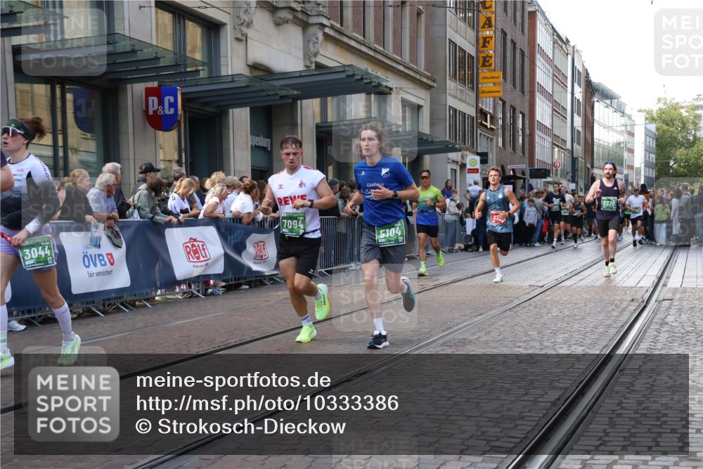13.09.2026 - 21. swb-Marathon Bremen Strokosch-Dieckow http://msf.ph/oto/10333386 13.09.2026 13:23:44 Ziel 102, 342, 776, 909, 1199, 2210, 2288, 2370, 2517, 2967, 3044, 3372, 4671, 5012, 5104, 5146, 5208, 5257, 5397, 5481, 5623, 5928, 6105, 6332, 6772, 7059, 7094, 7105, 7357, 7475, 7761, 8051, 8052, 8082, 8179, 9087, 9916, 10059, 10115, 13007, 13197, 13219, 135, 672, 2288, 2371, 2409, 2485, 2490, 2560, 2627, 3078, 3138, 3173, 3642, 3856, 3861, 3939, 4601, 5011, 5116, 5231, 5908, 6157, 6332, 6648, 6843, 6848, 7216, 8095, 8290, 8560, 9088, 9196 meine-sportfotos.de