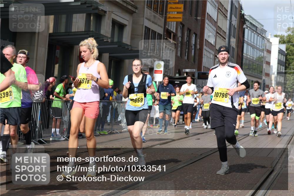 13.09.2026 - 21. swb-Marathon Bremen Strokosch-Dieckow http://msf.ph/oto/10333541 13.09.2026 11:03:47 Ziel 10152, 10182, 10291, 10390, 10403, 10516, 10607, 10659, 10671, 10672, 10720, 10726, 10912, 10913, 10918, 11149, 11221, 11318, 11319, 11325, 11336, 11451, 11470, 11471, 11511, 11539, 11618, 11726, 11909, 11967, 12001, 12103, 12113, 12140, 12260, 12276, 12392, 12433, 12504, 10090, 10091, 10327, 10357, 10420, 10429, 10569, 10796, 10902, 10950, 11211, 11325, 11411, 11451, 11595, 11655, 11746, 11868, 12074 meine-sportfotos.de