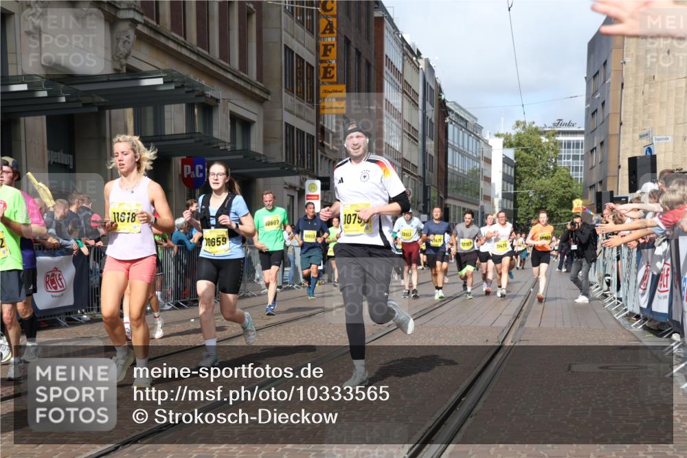 13.09.2026 - 21. swb-Marathon Bremen Strokosch-Dieckow http://msf.ph/oto/10333565 13.09.2026 11:03:47 Ziel 10152, 10182, 10291, 10390, 10403, 10516, 10607, 10659, 10671, 10672, 10720, 10726, 10912, 10913, 10918, 11149, 11221, 11318, 11319, 11325, 11336, 11451, 11470, 11471, 11511, 11539, 11618, 11726, 11909, 11967, 12001, 12103, 12113, 12140, 12260, 12276, 12392, 12433, 12504, 10090, 10091, 10327, 10357, 10420, 10429, 10569, 10796, 10902, 10950, 11211, 11325, 11411, 11451, 11595, 11655, 11746, 11868, 12074 meine-sportfotos.de
