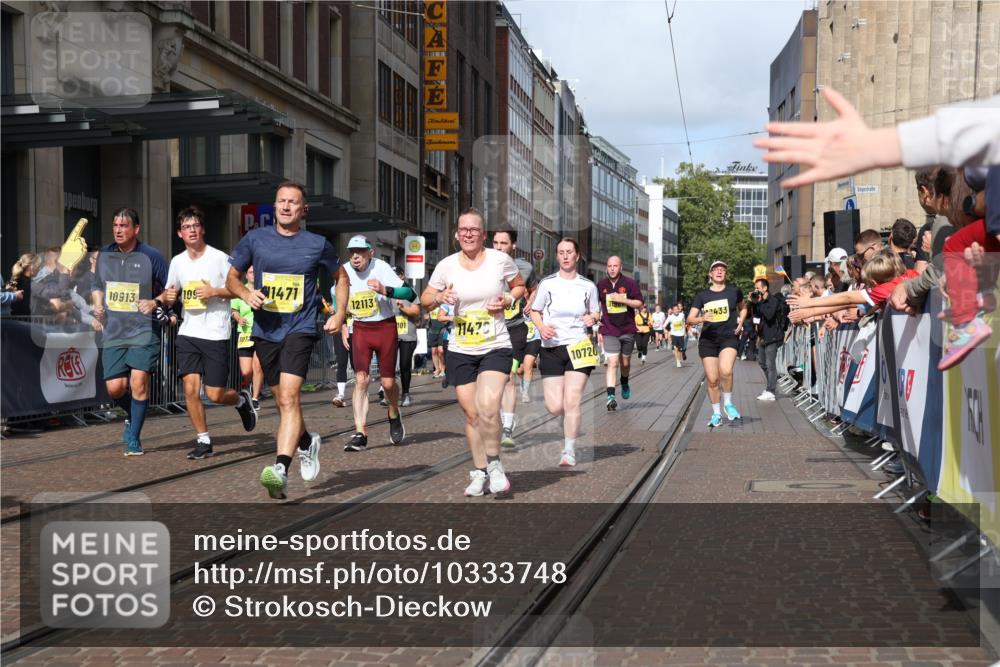 13.09.2026 - 21. swb-Marathon Bremen Strokosch-Dieckow http://msf.ph/oto/10333748 13.09.2026 11:03:52 Ziel 10182, 10291, 10390, 10516, 10607, 10613, 10659, 10671, 10672, 10720, 10726, 10912, 10913, 11221, 11318, 11319, 11336, 11470, 11471, 11539, 11618, 11720, 11726, 11740, 11909, 12001, 12103, 12113, 12140, 12260, 12276, 12392, 12433, 10090, 10091, 10152, 10327, 10357, 10403, 10420, 10429, 10569, 10659, 10720, 10796, 10902, 10918, 10950, 11149, 11211, 11325, 11411, 11451, 11511, 11595, 11655, 11746, 11868, 11967, 12074, 12504 meine-sportfotos.de