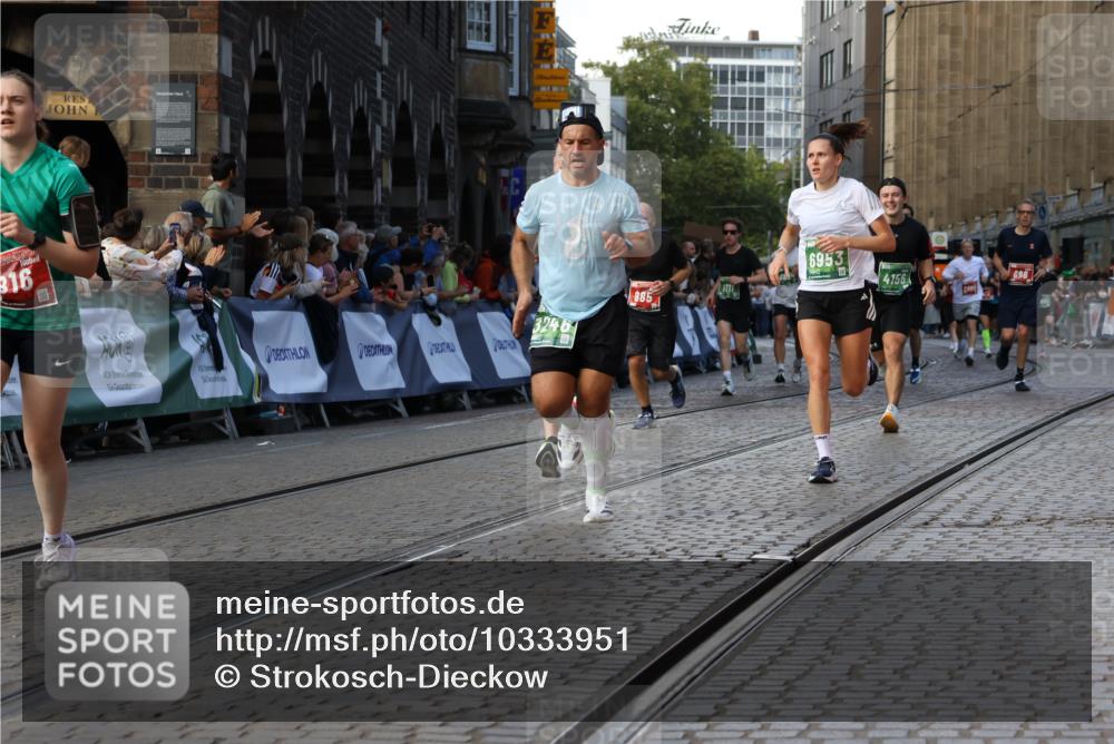 13.09.2026 - 21. swb-Marathon Bremen Strokosch-Dieckow http://msf.ph/oto/10333951 13.09.2026 13:17:01 Ziel 472, 675, 696, 734, 816, 827, 985, 2473, 2474, 2809, 3716, 3961, 4135, 4137, 4485, 5255, 5772, 6367, 6531, 6535, 7387, 7875, 2052, 3246, 4156, 4805, 6624, 6759, 6953, 7284, 8111, 8418, 8858 meine-sportfotos.de