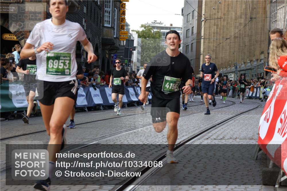 13.09.2026 - 21. swb-Marathon Bremen Strokosch-Dieckow http://msf.ph/oto/10334068 13.09.2026 13:17:03 Ziel 472, 675, 696, 734, 816, 827, 985, 2473, 2474, 2809, 3716, 3961, 4135, 4137, 4485, 5255, 5772, 6049, 6367, 6531, 6535, 7387, 7875, 2052, 4805, 6624, 6734, 6759, 7284, 8111, 8418 meine-sportfotos.de