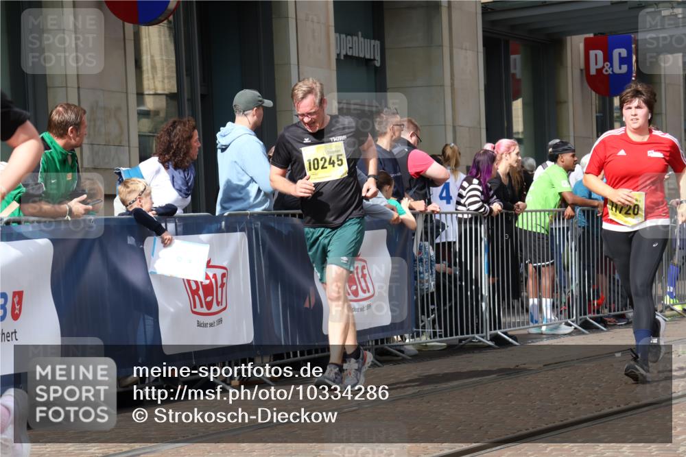13.09.2026 - 21. swb-Marathon Bremen Strokosch-Dieckow http://msf.ph/oto/10334286 13.09.2026 11:04:09 Ziel 10160, 10182, 10245, 10291, 10526, 10613, 10711, 10755, 10877, 11114, 11214, 11215, 11248, 11336, 11364, 11410, 11720, 11740, 11761, 11991, 12009, 12929, 10152, 10291, 10357, 10390, 10403, 10429, 10516, 10607, 10659, 10671, 10672, 10720, 10726, 10912, 10913, 10918, 11149, 11221, 11318, 11319, 11325, 11451, 11470, 11471, 11511, 11539, 11618, 11726, 11909, 11967, 12001, 12103, 12113, 12140, 12260, 12276, 12392, 12433, 12504 meine-sportfotos.de