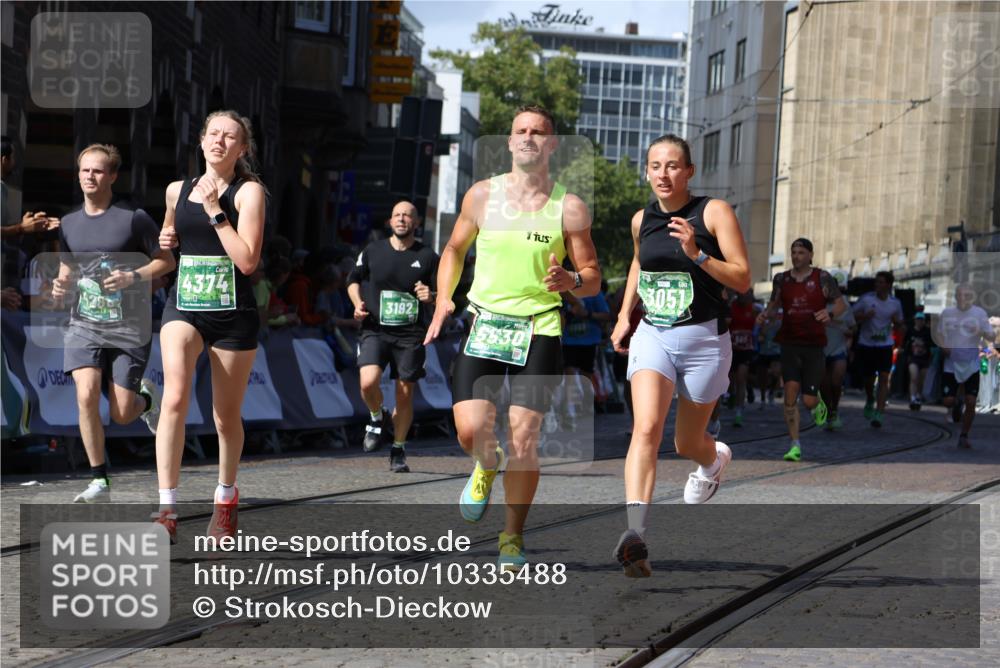 13.09.2026 - 21. swb-Marathon Bremen Strokosch-Dieckow http://msf.ph/oto/10335488 13.09.2026 13:17:47 Ziel 560, 842, 2008, 3148, 4171, 5041, 5550, 6095, 6734, 6803, 7901, 8100, 8250, 8253, 8446, 8532, 8714, 9075, 948, 1631, 1797, 2001, 2634, 3051, 3192, 4286, 4374, 5530, 5935, 5948, 6290, 6448, 8805, 8869, 9595, 9596, 9837, 13041 meine-sportfotos.de
