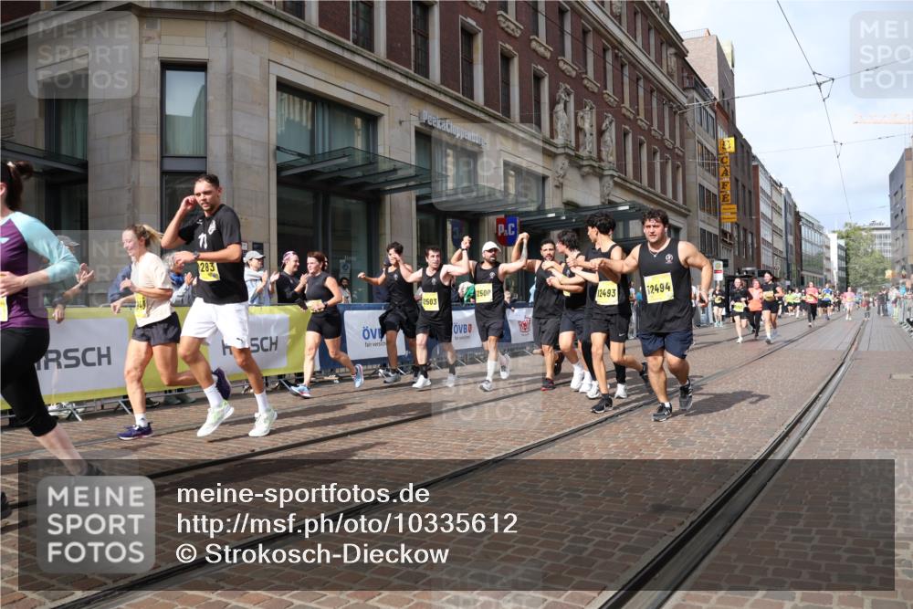 13.09.2026 - 21. swb-Marathon Bremen Strokosch-Dieckow http://msf.ph/oto/10335612 13.09.2026 11:04:40 Ziel 10198, 10283, 10315, 10370, 10465, 10718, 10729, 10741, 10800, 10850, 10855, 10856, 10940, 10975, 11006, 11105, 11133, 11272, 11281, 11395, 11518, 11584, 11722, 11757, 11900, 11939, 12002, 12005, 12064, 12099, 12235, 12335, 12420, 12493, 12495, 12498, 12500, 12502, 12522, 12563, 10160, 10245, 10481, 10526, 10711, 10755, 10877, 11114, 11214, 11215, 11248, 11364, 11366, 11410, 11592, 11705, 11720, 11740, 11761, 11991, 12009, 12929 meine-sportfotos.de