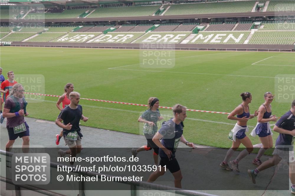 13.09.2026 - 21. swb-Marathon Bremen Michael Burmester http://msf.ph/oto/10335911 13.09.2026 13:11:04 Laufen im Stadion 164, 265, 373, 448, 581, 703, 869, 984, 1113, 1180, 1738, 1851, 1855, 1867, 1894, 1936, 1952, 1967, 2202, 2232, 2248, 2268, 2281, 2284, 2299, 2330, 2333, 2339, 2342, 2353, 2426, 2432, 2443, 2530, 2531, 2553, 2573, 2589, 2594, 2654, 2659, 2669, 2682, 2714, 2717, 2784, 2785, 2804, 2819, 2822, 2836, 2907, 2920, 2932, 2976, 3026, 3027, 3063, 3079, 3082, 3086, 3089, 3122, 3159, 3174, 3207, 3208, 3291, 3328, 3349, 3352, 3370, 3409, 3410, 3470, 3549, 3769, 551 meine-sportfotos.de