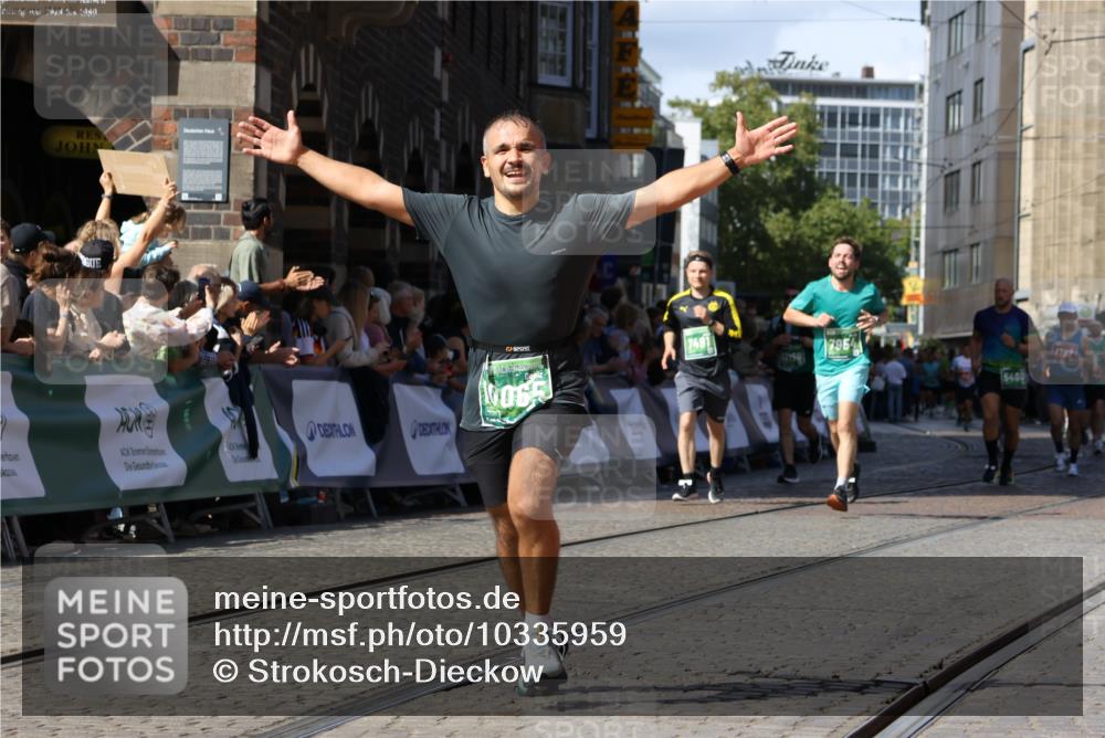 13.09.2026 - 21. swb-Marathon Bremen Strokosch-Dieckow http://msf.ph/oto/10335959 13.09.2026 13:18:13 Ziel 948, 1631, 1797, 2001, 2125, 2634, 3051, 3192, 4286, 4374, 5530, 5817, 5935, 5948, 6290, 6448, 8805, 8869, 9505, 9595, 9596, 9837, 13041, 1146, 1419, 2055, 5307, 5460, 6293, 6294, 6818, 7491, 7954, 13150 meine-sportfotos.de