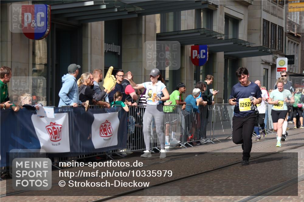 13.09.2026 - 21. swb-Marathon Bremen Strokosch-Dieckow http://msf.ph/oto/10335979 13.09.2026 11:04:49 Ziel 10370, 10411, 10465, 10576, 10697, 10718, 10741, 10800, 10802, 10850, 10975, 10995, 11102, 11105, 11133, 11157, 11218, 11281, 11326, 11584, 11616, 11722, 11900, 11939, 12002, 12011, 12064, 12079, 12080, 12099, 12235, 12335, 12522, 10160, 10198, 10283, 10315, 10481, 10711, 10729, 10855, 10856, 10877, 10940, 11006, 11114, 11133, 11272, 11364, 11366, 11395, 11518, 11592, 11705, 11757, 11761, 11991, 12005 meine-sportfotos.de