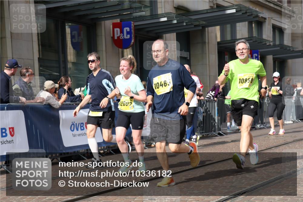 13.09.2026 - 21. swb-Marathon Bremen Strokosch-Dieckow http://msf.ph/oto/10336182 13.09.2026 11:04:53 Ziel 10370, 10411, 10465, 10576, 10697, 10717, 10718, 10800, 10802, 10850, 10975, 10995, 11102, 11105, 11157, 11218, 11281, 11326, 11334, 11584, 11616, 11722, 11900, 12002, 12011, 12064, 12079, 12080, 12099, 12235, 12335, 12522, 10198, 10283, 10315, 10481, 10711, 10729, 10741, 10855, 10856, 10877, 10940, 11006, 11114, 11133, 11272, 11364, 11366, 11395, 11518, 11592, 11705, 11757, 11939, 11991, 12005 meine-sportfotos.de