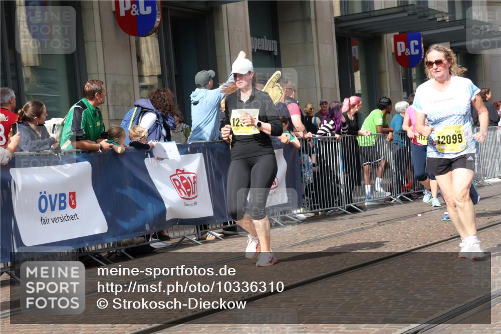 13.09.2026 - 21. swb-Marathon Bremen Strokosch-Dieckow http://msf.ph/oto/10336310 13.09.2026 11:04:56 Ziel 10370, 10411, 10465, 10576, 10697, 10717, 10718, 10800, 10802, 10850, 10975, 10995, 11102, 11105, 11157, 11218, 11281, 11326, 11334, 11584, 11616, 11722, 11900, 12002, 12011, 12064, 12079, 12080, 12099, 12251, 12335, 10198, 10283, 10315, 10465, 10481, 10729, 10741, 10850, 10855, 10856, 10877, 10940, 10975, 11006, 11114, 11133, 11272, 11364, 11366, 11395, 11518, 11592, 11705, 11757, 11939, 12005 meine-sportfotos.de