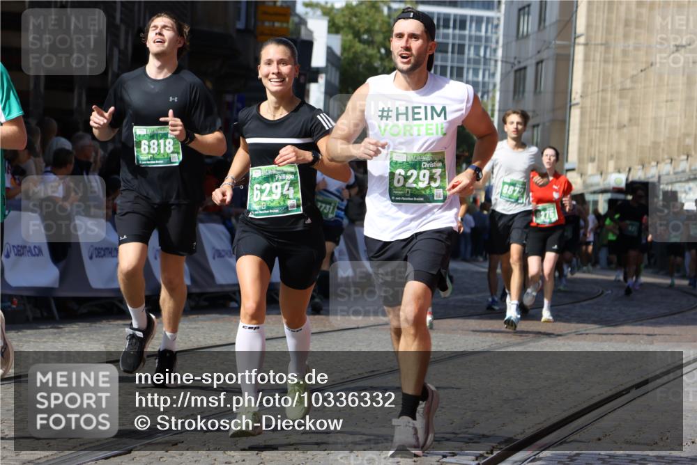 13.09.2026 - 21. swb-Marathon Bremen Strokosch-Dieckow http://msf.ph/oto/10336332 13.09.2026 13:18:26 Ziel 948, 1631, 1797, 1872, 2001, 2260, 2634, 2671, 3241, 3458, 3514, 3634, 4131, 4733, 5292, 5695, 5935, 5948, 6152, 6290, 6448, 8094, 8805, 8869, 8943, 8944, 9134, 9609, 9837, 10065, 465, 2055, 2324, 2948, 3631, 4413, 4642, 5867, 6293, 6294, 6818, 7245, 7731, 8404, 8540, 8743, 8872, 9019, 9275, 9327, 9833 meine-sportfotos.de