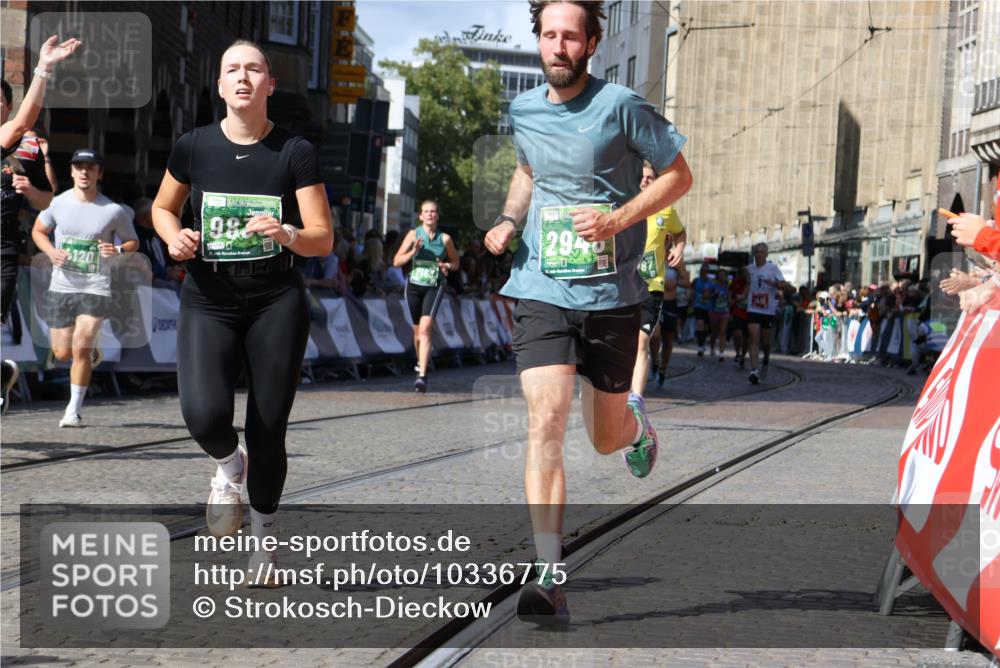 13.09.2026 - 21. swb-Marathon Bremen Strokosch-Dieckow http://msf.ph/oto/10336775 13.09.2026 13:18:39 Ziel 1146, 1419, 1872, 2055, 3458, 3634, 5292, 5307, 5460, 6152, 6293, 6294, 6818, 7491, 7954, 9134, 9609, 10065, 13150, 307, 4120, 4916, 5277, 5867, 6787, 7104, 7163, 7602, 8743, 9327 meine-sportfotos.de
