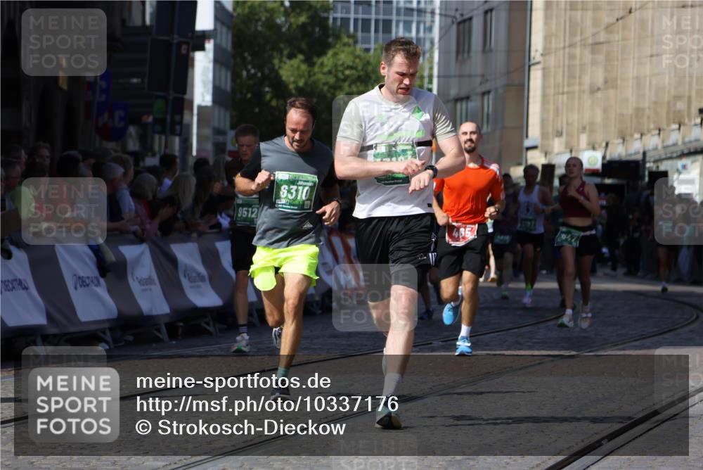 13.09.2026 - 21. swb-Marathon Bremen Strokosch-Dieckow http://msf.ph/oto/10337176 13.09.2026 13:18:56 Ziel 465, 2055, 2324, 2948, 3631, 4120, 4413, 4642, 5307, 5867, 6293, 6294, 6787, 6818, 7163, 7245, 7731, 8404, 8540, 8743, 8872, 9019, 9275, 9327, 9833, 2007, 2390, 4819, 4857, 5172, 6137, 6310, 7154, 7647, 7686, 9512, 13184 meine-sportfotos.de