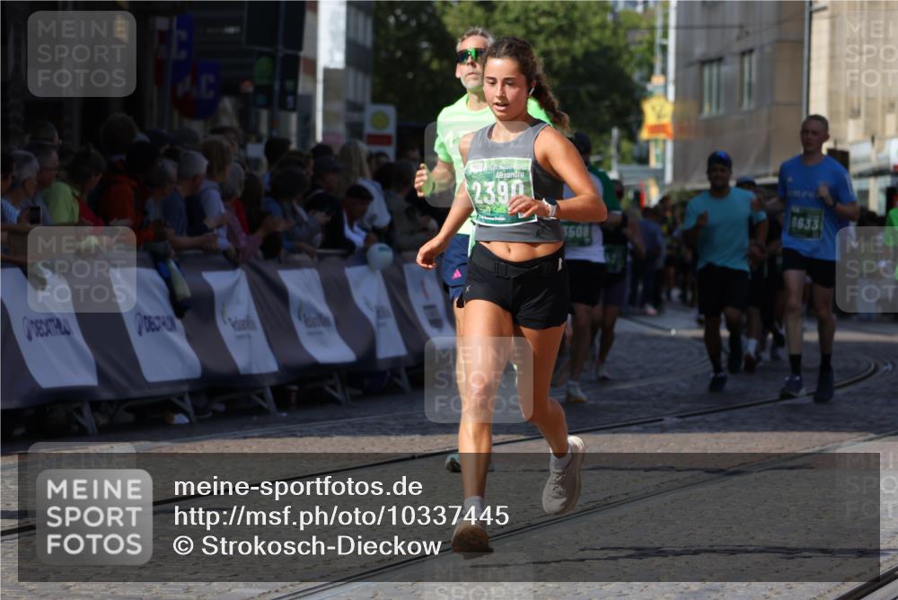 13.09.2026 - 21. swb-Marathon Bremen Strokosch-Dieckow http://msf.ph/oto/10337445 13.09.2026 13:19:07 Ziel 307, 2324, 2948, 3631, 4120, 4413, 4642, 4916, 5277, 5867, 6787, 7104, 7163, 7602, 7791, 8743, 9327, 9833, 189, 666, 1599, 2390, 2423, 2535, 3182, 3508, 4819, 5172, 5371, 6008, 6137, 6633, 7754, 9552, 9638, 9805 meine-sportfotos.de