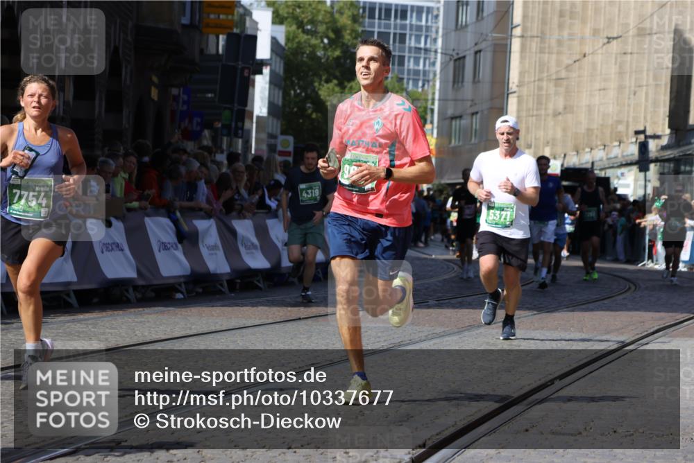 13.09.2026 - 21. swb-Marathon Bremen Strokosch-Dieckow http://msf.ph/oto/10337677 13.09.2026 13:19:18 Ziel 307, 2007, 4857, 4916, 5277, 6310, 7104, 7154, 7602, 7647, 7686, 7791, 9512, 13184, 3182, 4319, 4455, 4977, 4978, 5371, 7268, 7945, 8153, 9638 meine-sportfotos.de