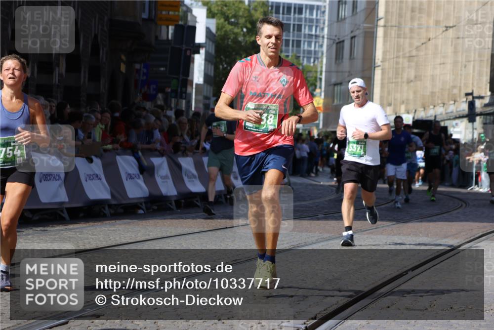 13.09.2026 - 21. swb-Marathon Bremen Strokosch-Dieckow http://msf.ph/oto/10337717 13.09.2026 13:19:18 Ziel 307, 2007, 4857, 4916, 5277, 6310, 7104, 7154, 7602, 7647, 7686, 7791, 9512, 13184, 3182, 4319, 4455, 4977, 4978, 5371, 7268, 7945, 8153, 9638 meine-sportfotos.de