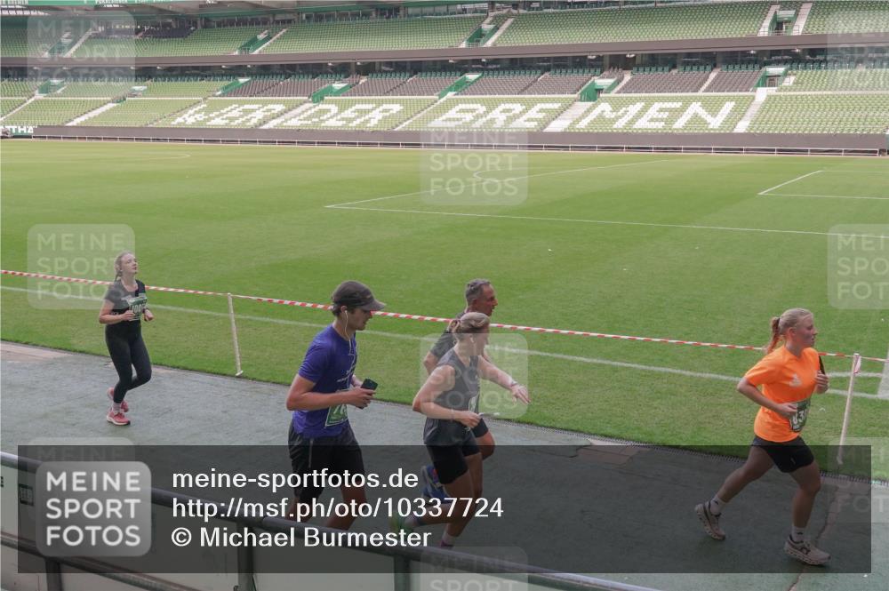 13.09.2026 - 21. swb-Marathon Bremen Michael Burmester http://msf.ph/oto/10337724 13.09.2026 13:14:47 Laufen im Stadion 263, 266, 270, 300, 414, 460, 600, 631, 768, 956, 1008, 1047, 1392, 1408, 1426, 1573, 1596, 1818, 1819, 2024, 2035, 2079, 2233, 2235, 2314, 2359, 2385, 2386, 2387, 2412, 2457, 2466, 2484, 2494, 2521, 2540, 2564, 2667, 2690, 2691, 2693, 2737, 2760, 2783, 2829, 2838, 2859, 2861, 2865, 2874, 2887, 2958, 2972, 2978, 3111, 3157, 3185, 3209, 3277, 3304, 3355, 3378, 3405, 3428, 3653, 3661, 3670, 3680, 3829, 3847, 4034, 4080, 4511 meine-sportfotos.de