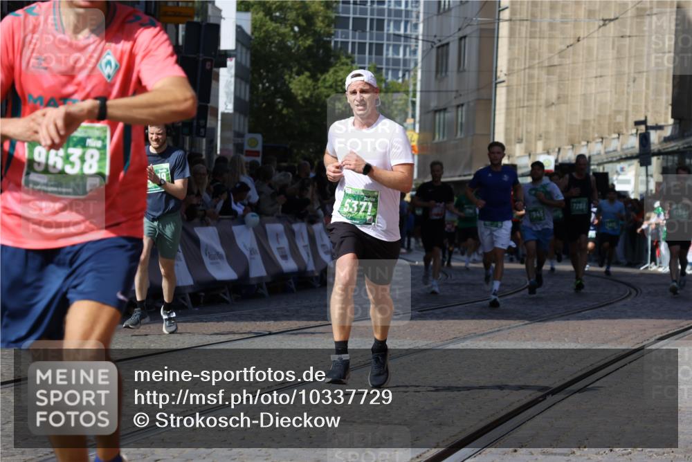 13.09.2026 - 21. swb-Marathon Bremen Strokosch-Dieckow http://msf.ph/oto/10337729 13.09.2026 13:19:19 Ziel 307, 2007, 4857, 4916, 5277, 6137, 6310, 7154, 7602, 7647, 7686, 7791, 9512, 13184, 4319, 4455, 4977, 4978, 5371, 7268, 7945, 8153 meine-sportfotos.de