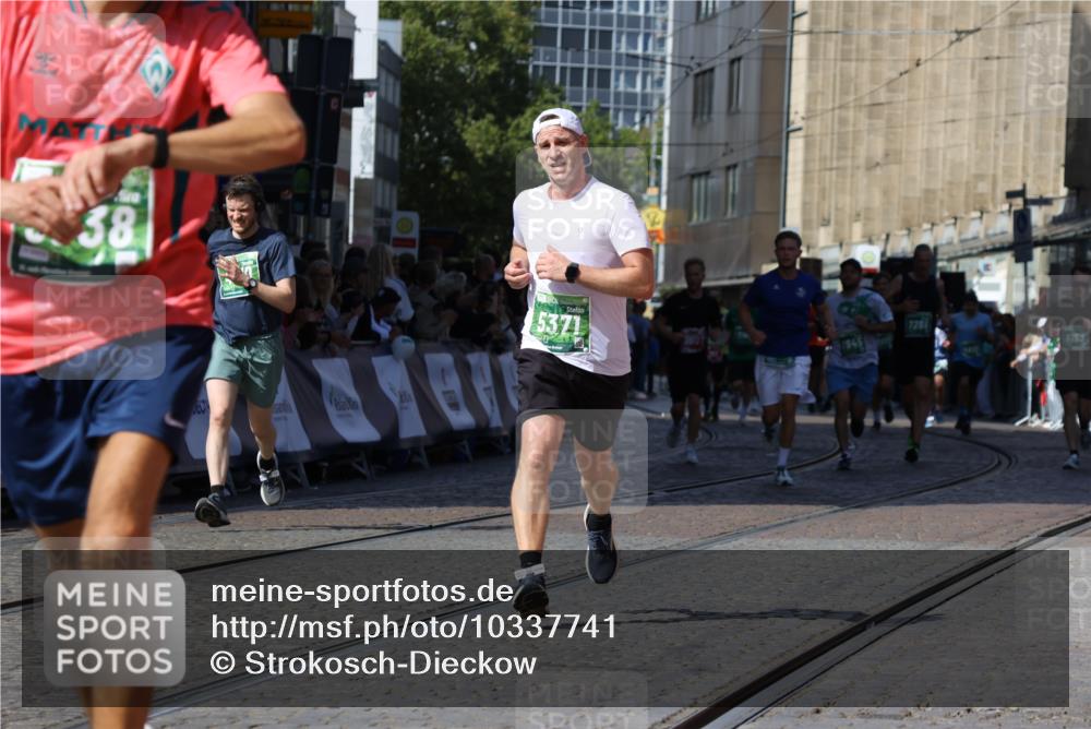 13.09.2026 - 21. swb-Marathon Bremen Strokosch-Dieckow http://msf.ph/oto/10337741 13.09.2026 13:19:19 Ziel 307, 2007, 4857, 4916, 5277, 6137, 6310, 7154, 7602, 7647, 7686, 7791, 9512, 13184, 4319, 4455, 4977, 4978, 5371, 7268, 7945, 8153 meine-sportfotos.de