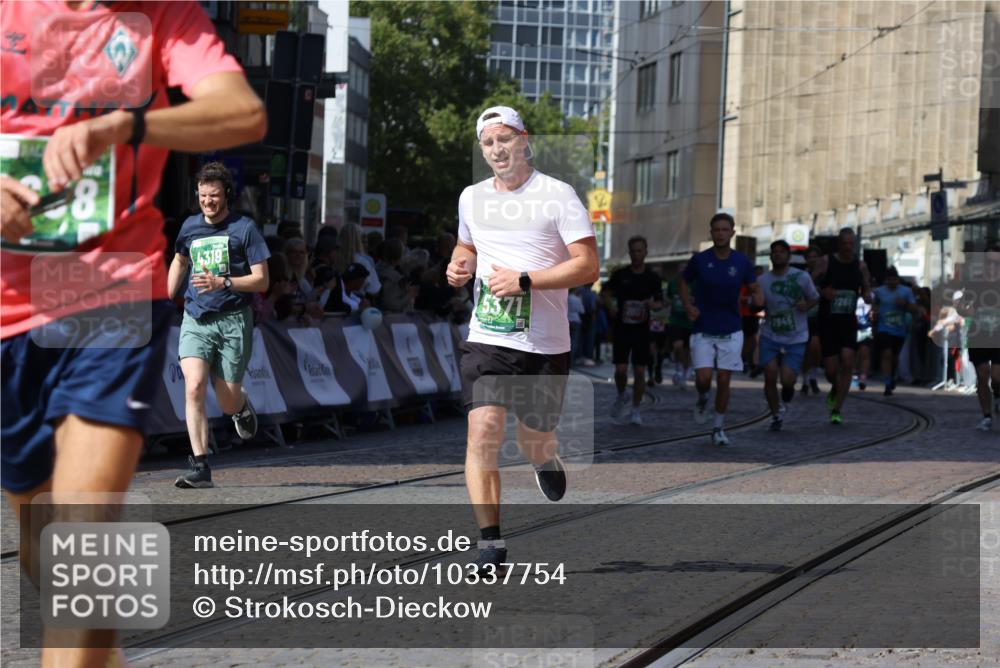 13.09.2026 - 21. swb-Marathon Bremen Strokosch-Dieckow http://msf.ph/oto/10337754 13.09.2026 13:19:19 Ziel 307, 2007, 4857, 4916, 5277, 6137, 6310, 7154, 7602, 7647, 7686, 7791, 9512, 13184, 4319, 4455, 4977, 4978, 5371, 7268, 7945, 8153 meine-sportfotos.de