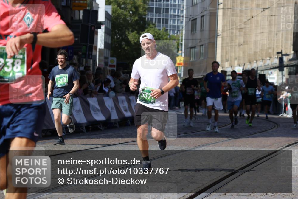 13.09.2026 - 21. swb-Marathon Bremen Strokosch-Dieckow http://msf.ph/oto/10337767 13.09.2026 13:19:19 Ziel 307, 2007, 4857, 4916, 5277, 6137, 6310, 7154, 7602, 7647, 7686, 7791, 9512, 13184, 4319, 4455, 4977, 4978, 5371, 7268, 7945, 8153 meine-sportfotos.de