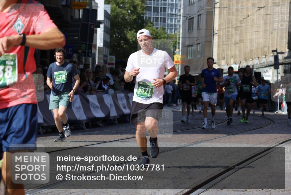 13.09.2026 - 21. swb-Marathon Bremen Strokosch-Dieckow http://msf.ph/oto/10337781 13.09.2026 13:19:19 Ziel 307, 2007, 4857, 4916, 5277, 6137, 6310, 7154, 7602, 7647, 7686, 7791, 9512, 13184, 4319, 4455, 4977, 4978, 5371, 7268, 7945, 8153 meine-sportfotos.de