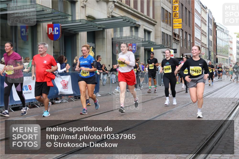 13.09.2026 - 21. swb-Marathon Bremen Strokosch-Dieckow http://msf.ph/oto/10337965 13.09.2026 11:05:39 Ziel 10018, 10168, 10204, 10305, 10375, 10382, 10619, 10662, 11024, 11132, 11156, 11164, 11477, 11674, 11775, 11786, 12186, 12378, 12486, 12523, 12528, 12773, 10186, 10238, 10259, 10260, 10432, 10457, 10717, 10864, 11146, 11314, 11334, 11387, 11394, 11520, 11521, 11571, 11572, 11724, 11791, 11892, 11947, 12055, 12156, 12251, 12273, 12330, 12362, 12501 meine-sportfotos.de