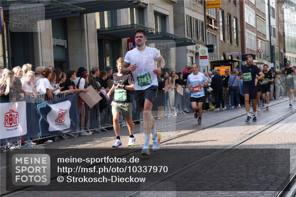13.09.2026 - 21. swb-Marathon Bremen Strokosch-Dieckow http://msf.ph/oto/10337970 13.09.2026 13:26:03 Ziel 1368, 1649, 1896, 2434, 2658, 3603, 3983, 4723, 4724, 5747, 5854, 5906, 5934, 5992, 6230, 6639, 6886, 7626, 8635, 8817, 9260, 13195, 150, 1163, 1458, 1647, 1896, 2033, 2062, 2421, 2666, 2708, 2781, 2987, 3248, 3516, 3722, 4067, 4161, 4411, 4439, 4476, 4842, 5013, 5139, 5558, 5622, 5701, 6135, 6605, 6886, 7638, 7780, 8271, 8361, 8592, 8635, 9266, 9794 meine-sportfotos.de