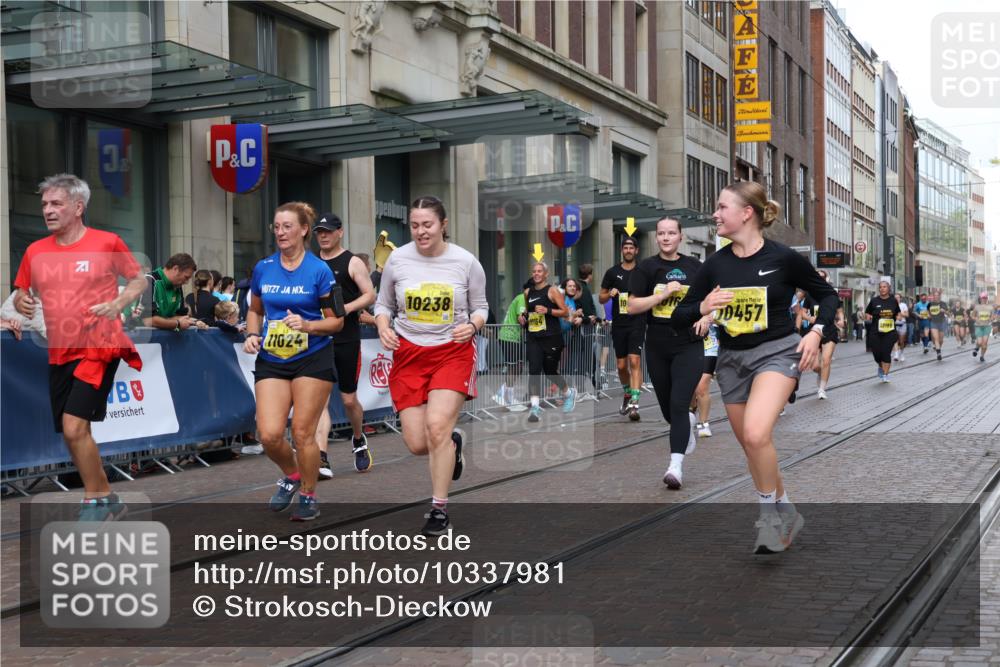 13.09.2026 - 21. swb-Marathon Bremen Strokosch-Dieckow http://msf.ph/oto/10337981 13.09.2026 11:05:40 Ziel 10018, 10168, 10204, 10305, 10375, 10382, 10619, 10662, 11024, 11132, 11156, 11164, 11477, 11674, 11775, 11786, 12186, 12378, 12486, 12523, 12528, 12773, 10168, 10186, 10238, 10259, 10260, 10432, 10457, 10717, 10864, 11146, 11314, 11334, 11387, 11394, 11520, 11521, 11571, 11572, 11724, 11791, 11892, 11947, 12055, 12156, 12251, 12273, 12330, 12362, 12501 meine-sportfotos.de