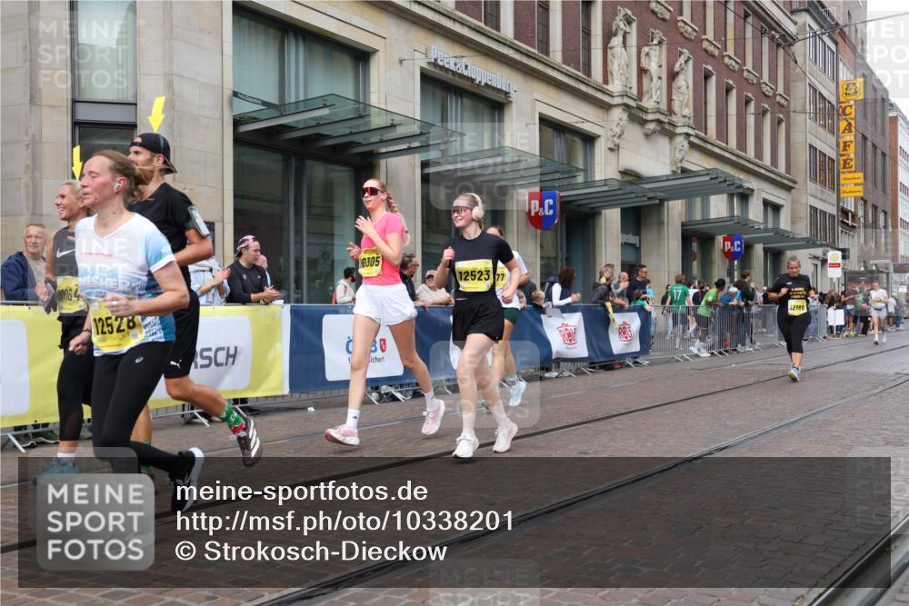 13.09.2026 - 21. swb-Marathon Bremen Strokosch-Dieckow http://msf.ph/oto/10338201 13.09.2026 11:05:45 Ziel 10018, 10204, 10305, 10375, 10382, 10619, 10662, 11029, 11132, 11156, 11164, 11460, 11477, 11674, 11690, 11775, 11786, 12186, 12486, 12523, 12528, 10168, 10186, 10238, 10259, 10260, 10305, 10432, 10457, 10864, 11024, 11146, 11314, 11387, 11394, 11520, 11521, 11571, 11572, 11724, 11791, 11892, 11947, 12055, 12156, 12251, 12273, 12330, 12362, 12378, 12501, 12523, 12773 meine-sportfotos.de