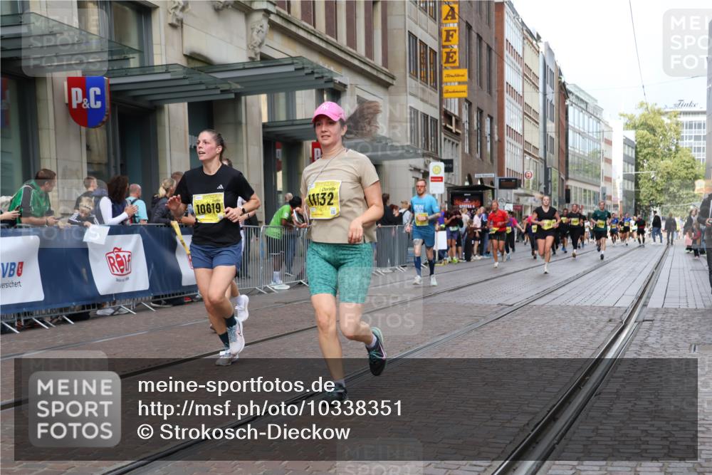 13.09.2026 - 21. swb-Marathon Bremen Strokosch-Dieckow http://msf.ph/oto/10338351 13.09.2026 11:05:51 Ziel 10204, 10375, 10376, 10619, 10662, 10681, 10682, 11029, 11132, 11156, 11340, 11460, 11477, 11674, 11690, 11775, 11786, 11849, 12186, 12479, 12486, 10018, 10168, 10238, 10259, 10260, 10305, 10382, 10457, 10864, 11024, 11164, 11477, 11520, 11724, 11791, 11892, 11947, 12156, 12273, 12330, 12362, 12378, 12501, 12523, 12528, 12773 meine-sportfotos.de