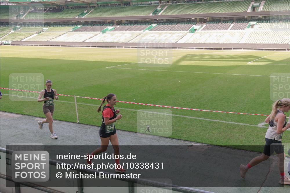 13.09.2026 - 21. swb-Marathon Bremen Michael Burmester http://msf.ph/oto/10338431 13.09.2026 13:16:10 Laufen im Stadion 134, 143, 153, 231, 263, 266, 267, 271, 300, 414, 598, 612, 653, 990, 1047, 1185, 1312, 1465, 1539, 1825, 1874, 1987, 2013, 2218, 2235, 2259, 2351, 2359, 2363, 2381, 2385, 2386, 2466, 2468, 2484, 2562, 2579, 2664, 2667, 2678, 2690, 2691, 2698, 2737, 2760, 2778, 2783, 2797, 2799, 2821, 2846, 2859, 2861, 2865, 2874, 2958, 2974, 2996, 3001, 3075, 3133, 3157, 3165, 3185, 3213, 3237, 3265, 3331, 3355, 3366, 3382, 3387, 3486, 3501, 3512, 3670, 3680, 3829, 3847, 4034, 4511 meine-sportfotos.de