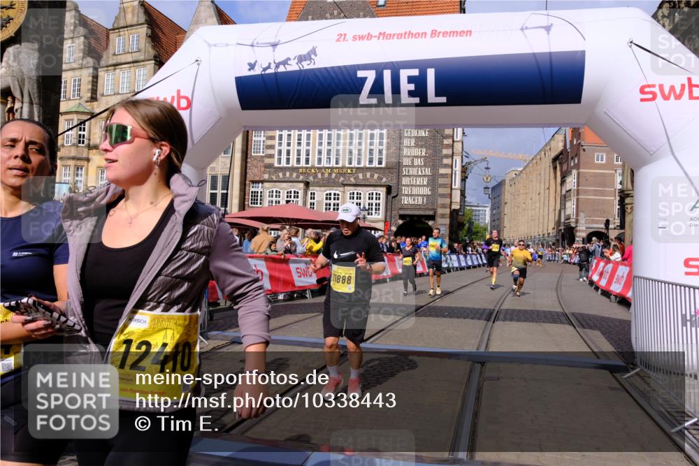 13.09.2026 - 21. swb-Marathon Bremen Tim E. http://msf.ph/oto/10338443 13.09.2026 11:08:46 Ziel 10229, 11065, 11124, 11509, 11560, 11561, 11678, 11888, 11968, 12073, 12162, 12164, 12315, 12410, 12516 meine-sportfotos.de