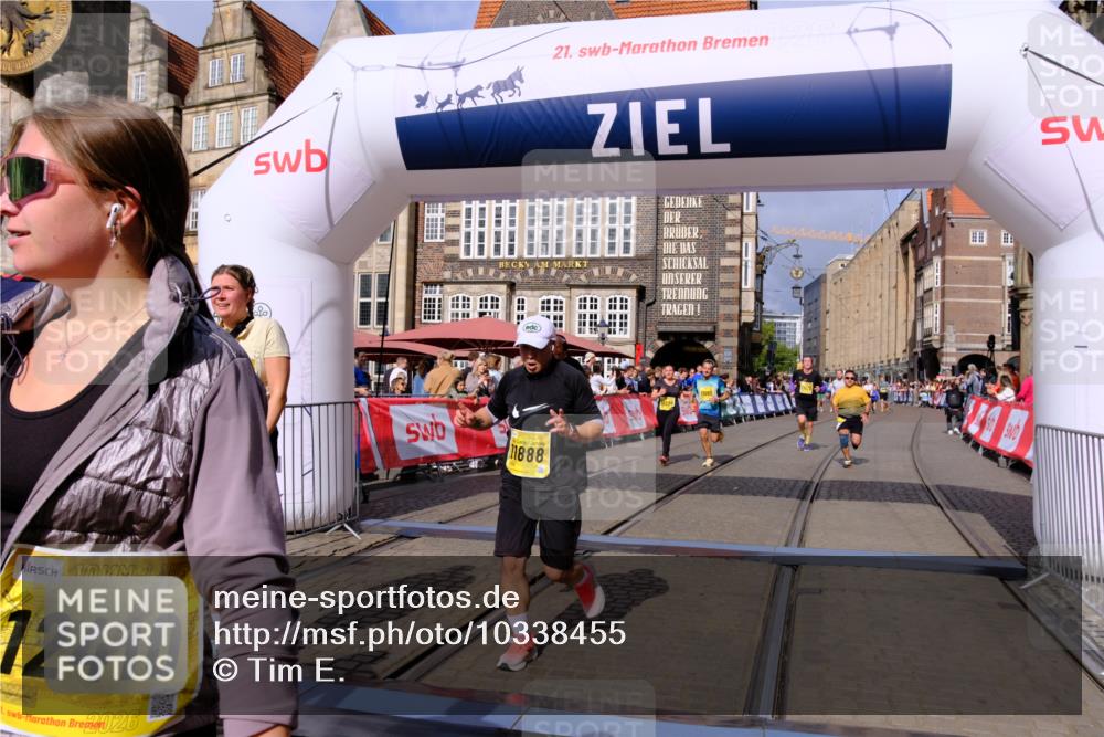 13.09.2026 - 21. swb-Marathon Bremen Tim E. http://msf.ph/oto/10338455 13.09.2026 11:08:46 Ziel 10229, 11065, 11124, 11509, 11560, 11561, 11678, 11888, 11968, 12073, 12162, 12164, 12315, 12410, 12516 meine-sportfotos.de