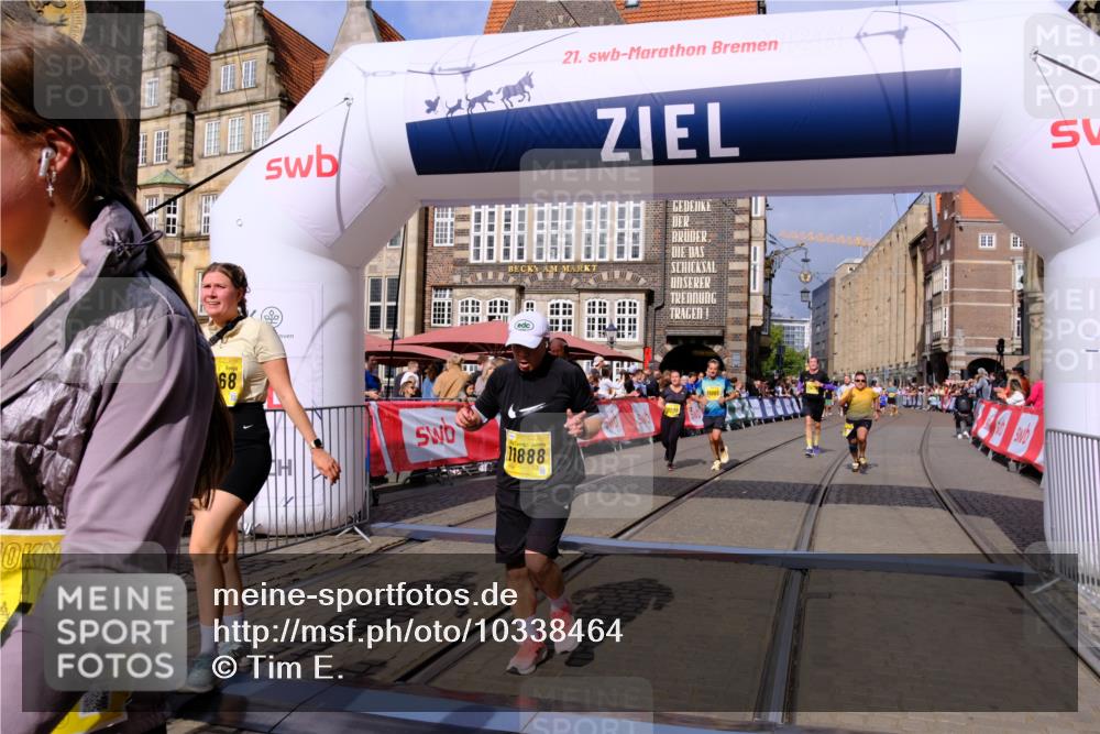 13.09.2026 - 21. swb-Marathon Bremen Tim E. http://msf.ph/oto/10338464 13.09.2026 11:08:46 Ziel 10229, 11065, 11124, 11509, 11560, 11561, 11678, 11888, 11968, 12073, 12162, 12164, 12315, 12410, 12516 meine-sportfotos.de