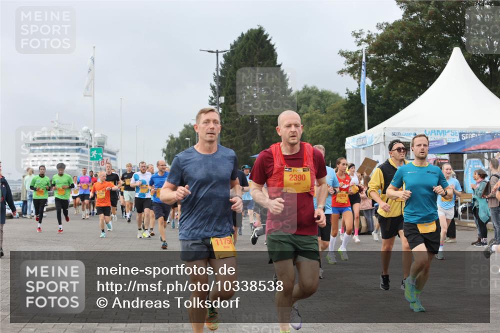 13.09.2026 - Kiel Lauf Andreas Tolksdorf http://msf.ph/oto/10338538 13.09.2026 09:55:10 Kiellinie 11758, 38, 2390, 1874 meine-sportfotos.de