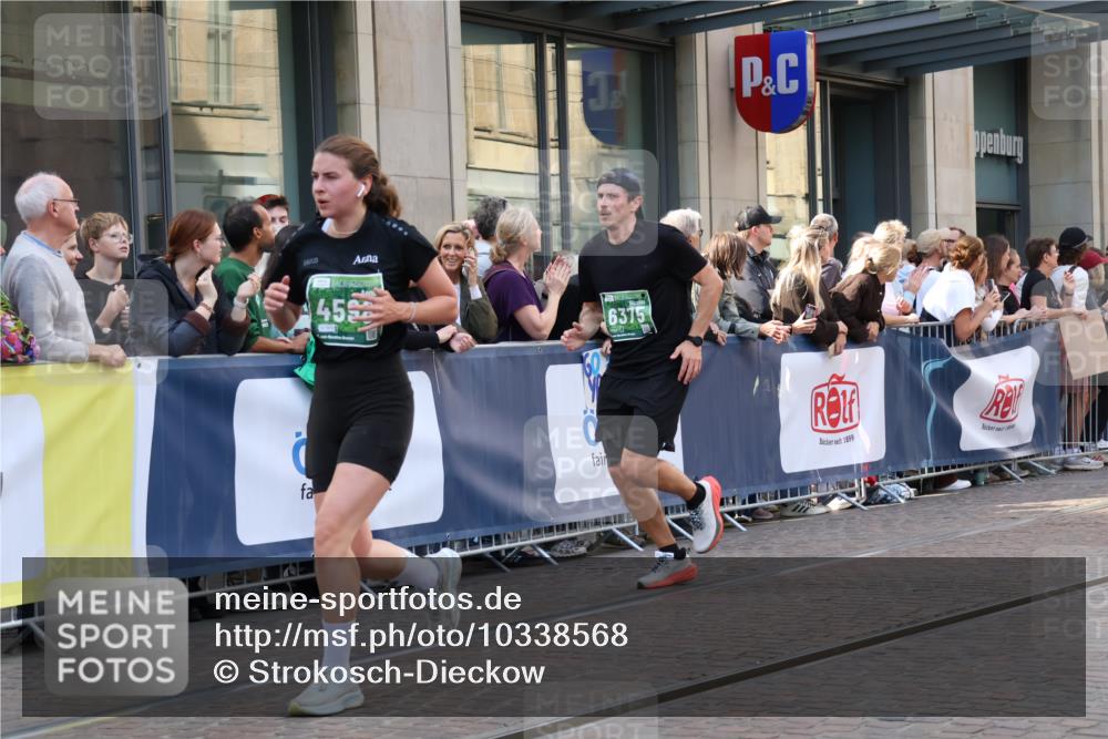 13.09.2026 - 21. swb-Marathon Bremen Strokosch-Dieckow http://msf.ph/oto/10338568 13.09.2026 13:26:24 Ziel 531, 1368, 2779, 3510, 3526, 3852, 3893, 4077, 4441, 4598, 4919, 5054, 5937, 6289, 6314, 6375, 6548, 6580, 7246, 7317, 8112, 8303, 9260, 9551, 13097, 1649, 1896, 2434, 2658, 2666, 3603, 3983, 4723, 4724, 5747, 5854, 5906, 5934, 5992, 6230, 6639, 6886, 7626, 8635, 8817, 13195 meine-sportfotos.de