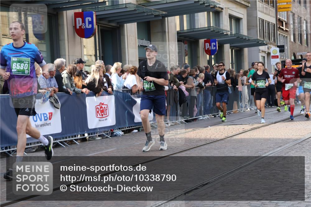 13.09.2026 - 21. swb-Marathon Bremen Strokosch-Dieckow http://msf.ph/oto/10338790 13.09.2026 13:26:31 Ziel 531, 946, 2089, 2779, 3076, 3302, 3510, 3527, 3852, 3893, 4327, 4441, 4598, 4919, 5054, 5689, 5937, 5943, 6289, 6314, 6375, 6455, 6548, 6580, 7027, 7246, 7317, 8112, 8303, 9150, 9551, 13097, 1368, 1649, 2434, 2658, 3526, 3603, 3983, 4077, 4723, 5747, 5906, 5934, 5992, 6230, 6639, 7626, 8817, 9260, 13195 meine-sportfotos.de