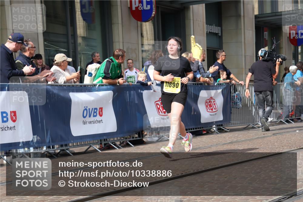 13.09.2026 - 21. swb-Marathon Bremen Strokosch-Dieckow http://msf.ph/oto/10338886 13.09.2026 11:06:07 Ziel 10376, 10654, 10681, 10682, 10849, 10852, 10853, 11021, 11028, 11240, 11340, 11374, 11432, 11460, 11690, 11729, 11849, 12217, 12479, 12485, 10018, 10204, 10305, 10375, 10382, 10619, 10662, 11029, 11132, 11156, 11164, 11460, 11477, 11674, 11775, 11786, 12186, 12378, 12486, 12523, 12528, 12773 meine-sportfotos.de