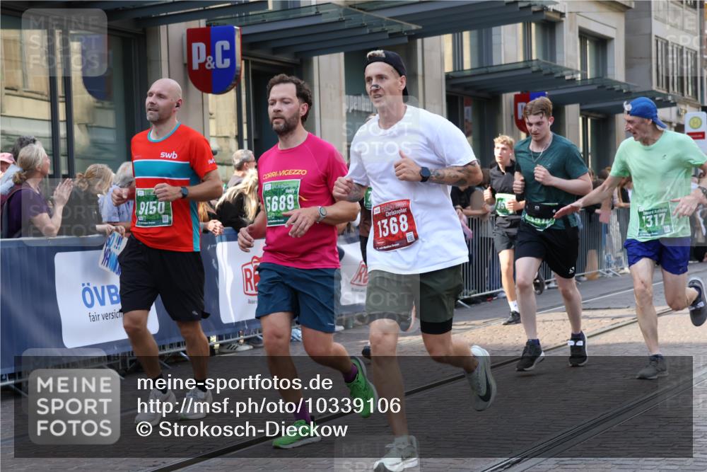 13.09.2026 - 21. swb-Marathon Bremen Strokosch-Dieckow http://msf.ph/oto/10339106 13.09.2026 13:26:39 Ziel 531, 946, 1493, 1494, 2089, 2454, 3076, 3302, 3510, 3527, 3893, 4121, 4327, 4397, 4441, 4563, 4598, 4919, 5054, 5689, 5937, 5943, 6314, 6455, 6580, 7027, 7072, 7246, 7317, 8112, 8303, 9150, 9511, 9551, 9854, 9878, 13097, 1368, 1649, 2434, 2658, 2779, 3526, 3603, 3852, 4077, 4598, 5747, 5992, 6230, 6289, 6375, 6548, 6639, 7626, 8817, 9260, 13195 meine-sportfotos.de