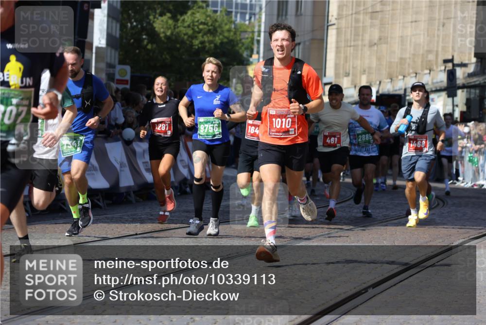 13.09.2026 - 21. swb-Marathon Bremen Strokosch-Dieckow http://msf.ph/oto/10339113 13.09.2026 13:20:04 Ziel 161, 411, 461, 926, 1010, 1053, 1232, 1281, 1468, 1535, 1642, 2870, 2906, 3319, 3411, 3966, 4101, 4479, 4480, 4977, 4978, 7037, 7140, 7655, 8185, 8263, 9082, 9359, 9984, 13163, 655, 1058, 1537, 1750, 1931, 2122, 2885, 2903, 3685, 3690, 5583, 6901, 7018, 7341, 7531, 7664, 9518, 9756 meine-sportfotos.de