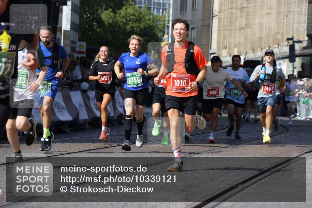 13.09.2026 - 21. swb-Marathon Bremen Strokosch-Dieckow http://msf.ph/oto/10339121 13.09.2026 13:20:04 Ziel 161, 411, 461, 926, 1010, 1053, 1232, 1281, 1468, 1535, 1642, 2870, 2906, 3319, 3411, 3966, 4101, 4479, 4480, 4977, 4978, 7037, 7140, 7655, 8185, 8263, 9082, 9359, 9984, 13163, 655, 1058, 1537, 1750, 1931, 2122, 2885, 2903, 3685, 3690, 5583, 6901, 7018, 7341, 7531, 7664, 9518, 9756 meine-sportfotos.de
